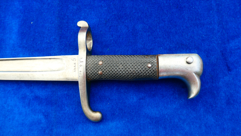 Hirschfaenger M/1865 Teilansicht Fehlschaerfe und Gefaess Quartseite